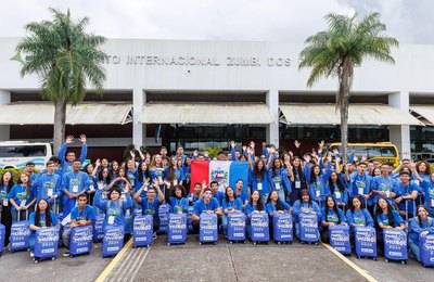 De volta pra casa: estudantes do programa Daqui pro Mundo desembarcam em dois voos neste sábado