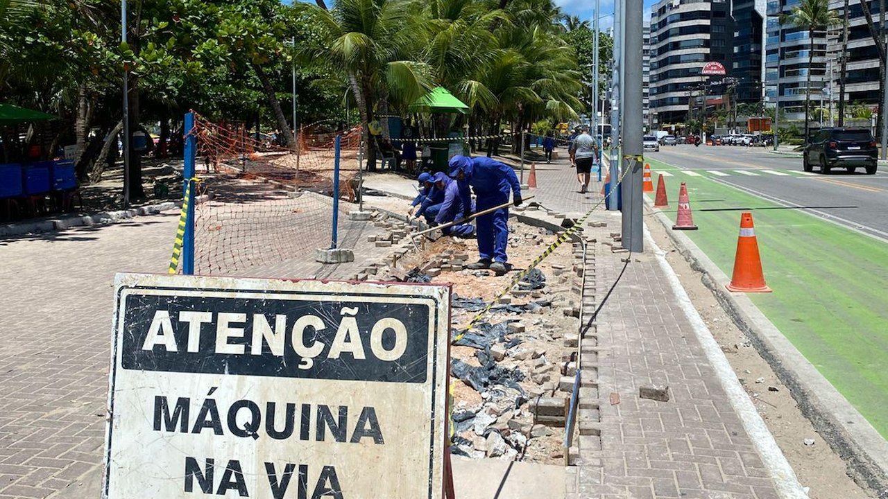 Prefeitura avança nos serviços de manutenção da infraestrutura ao longo da orla marítima de Maceió