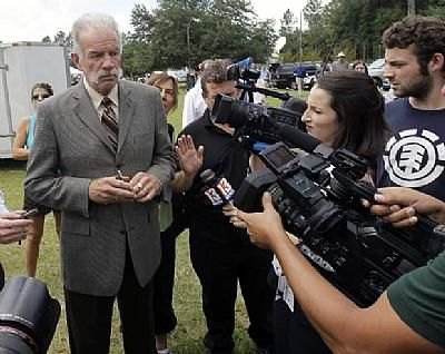 Terry Jones que pretendia queimar exemplares do Alcorão teve sites retirados do ar