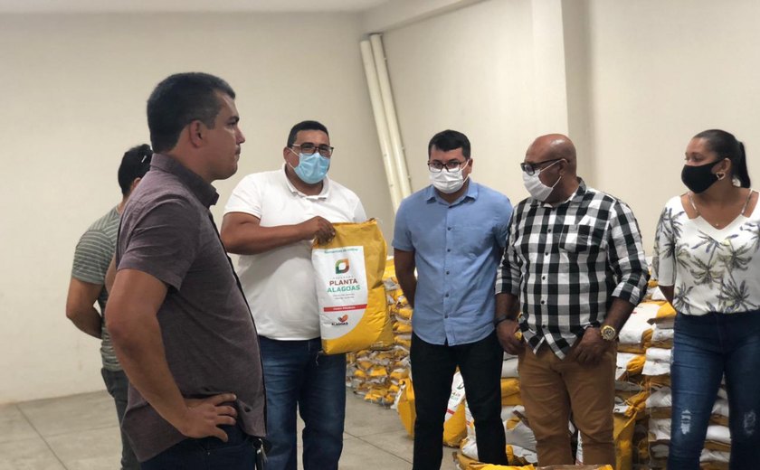 Prefeitura de São Brás entrega sementes para agricultores familiares