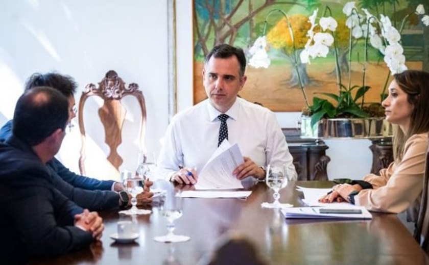 Presidente do Senado recorre ao STF por aplicação plena do piso da enfermagem