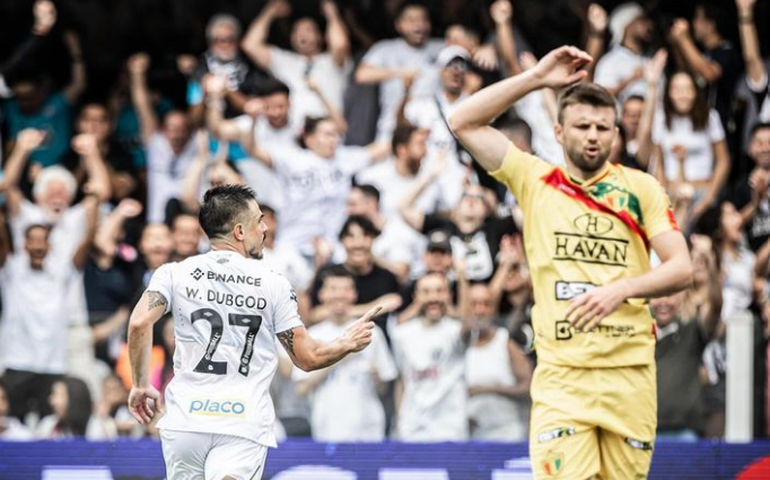 Mescla de jovens e veteranos funciona, Santos goleia o Brusque e lidera a Série B