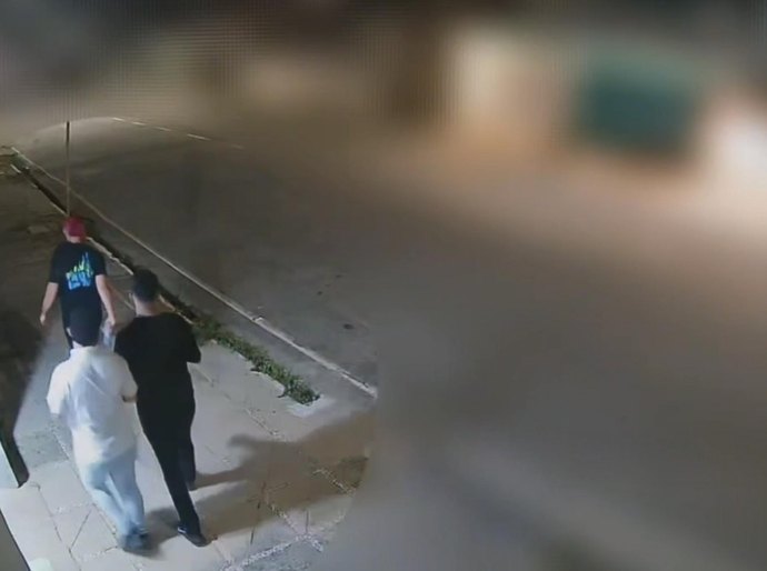 Polícia divulga imagens e pede ajuda para identificar suspeitos de incêndio criminoso em viaduto