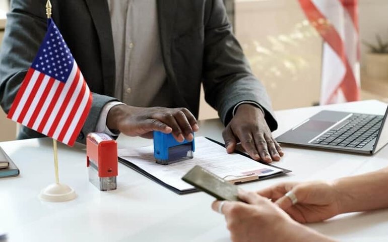 Abertura de postos de trabalho nos EUA cai para 7,673 milhões em julho