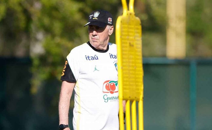 Carlo Ancelotti observa treino da seleção brasileira