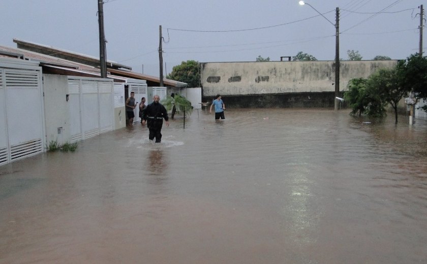 Chuva alaga casas e deixa famílias desalojadas em Marechal Deodoro