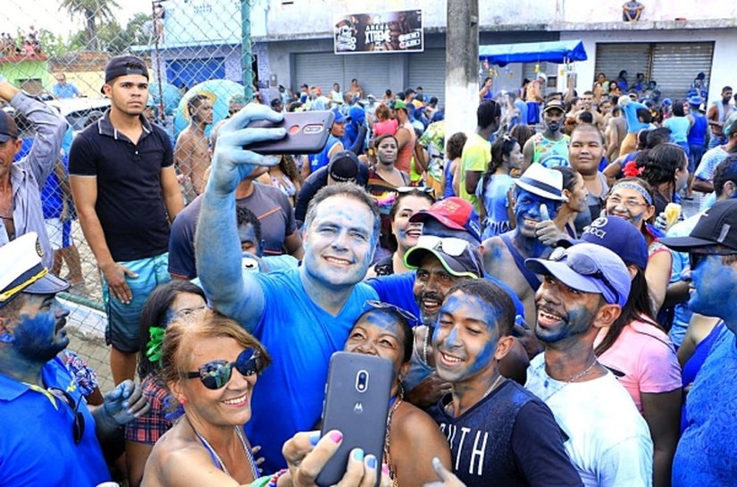 Governador prestigia desfile do tradicional bloco Tudo Azul, em Murici
