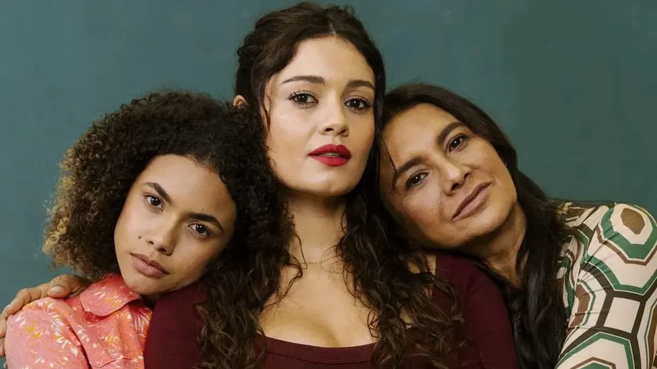 Após sucesso em 'Três Graças', Alana Cabral renova contrato com a Globo por mais dois anos