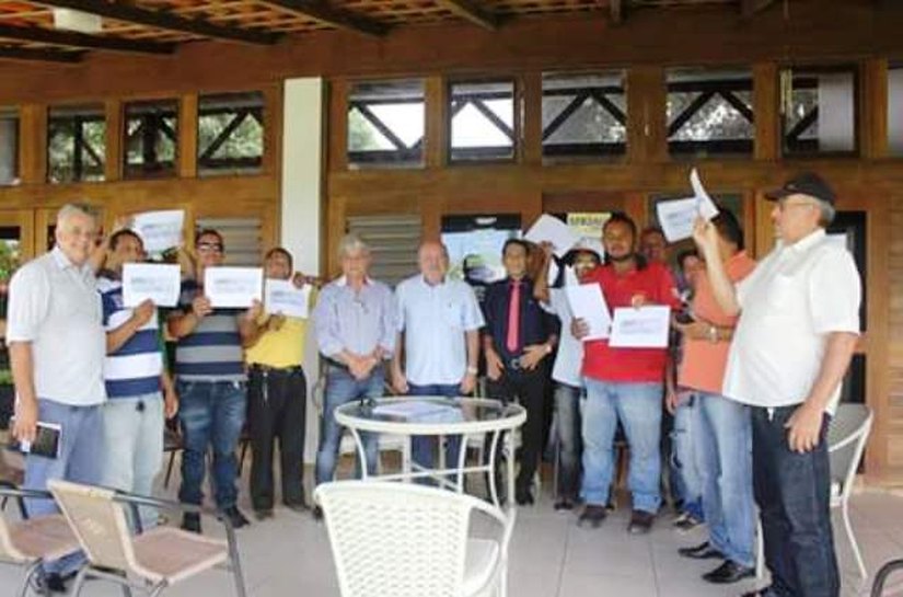 Prefeito Carlos Alberto Canuto entrega alvarás a taxistas de Pilar