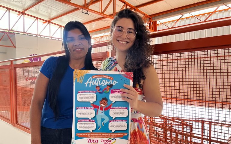 Teca Nelma percorre escolas de Maceió com cartazes informativos sobre o autismo