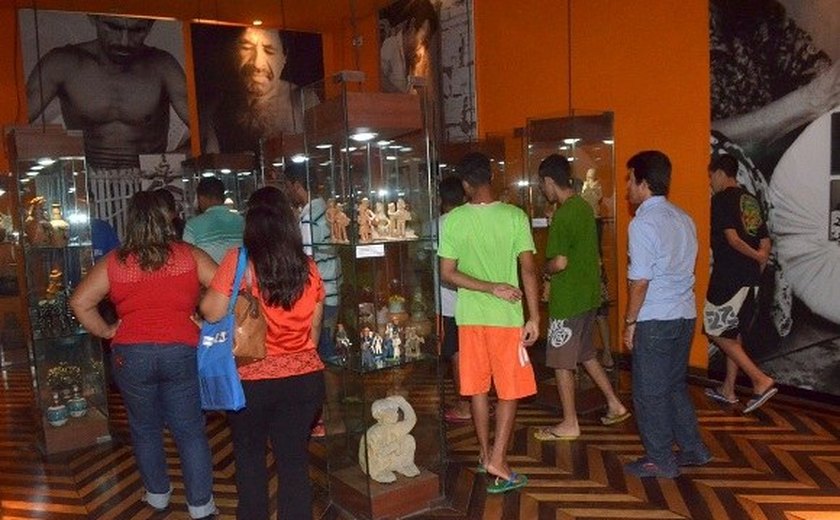 Jovens da Sase visitam o museu Théo Brandão