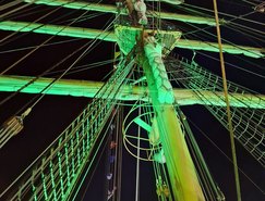 O mastro principal tem a altura de um prédio de 15 andares.