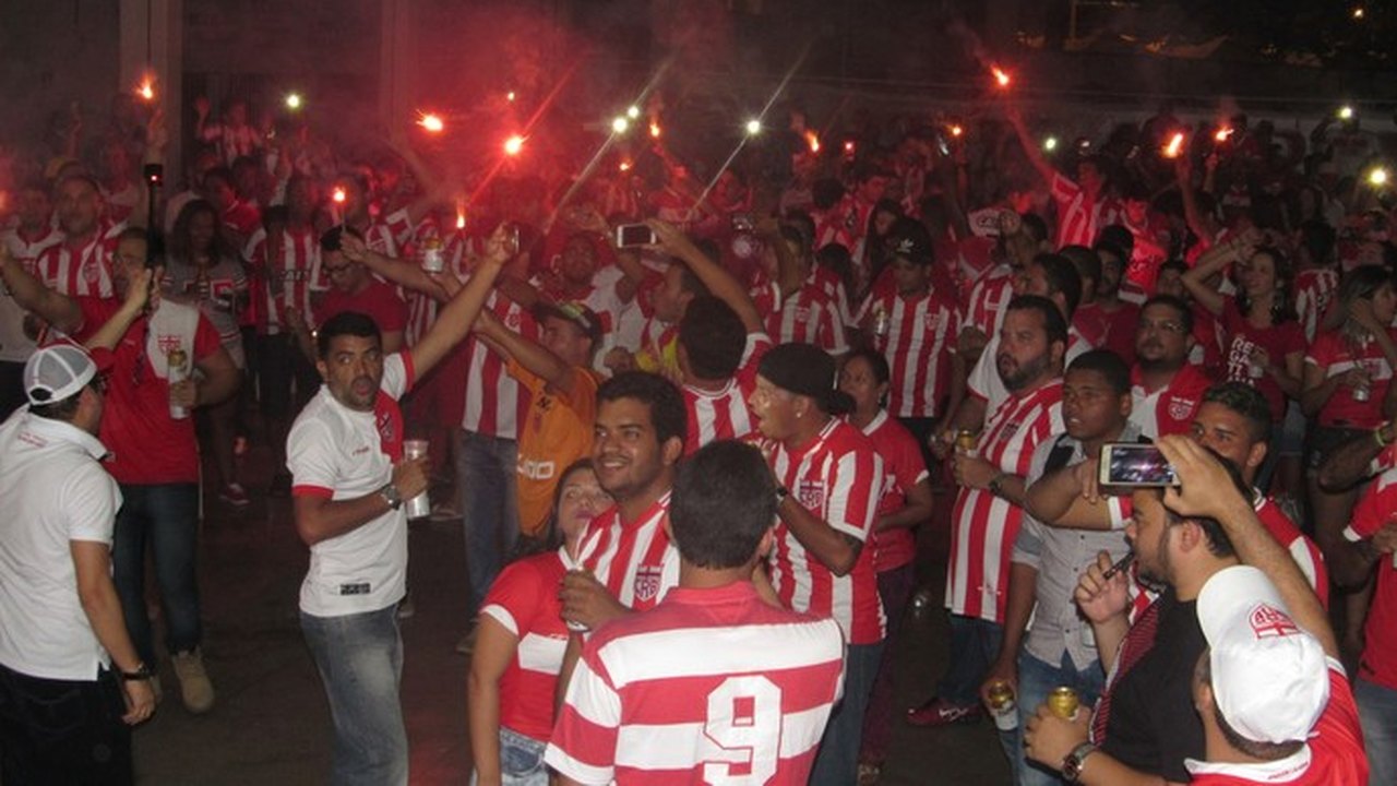 Festa vermelha: torcida do CRB comemora os 104 anos do clube