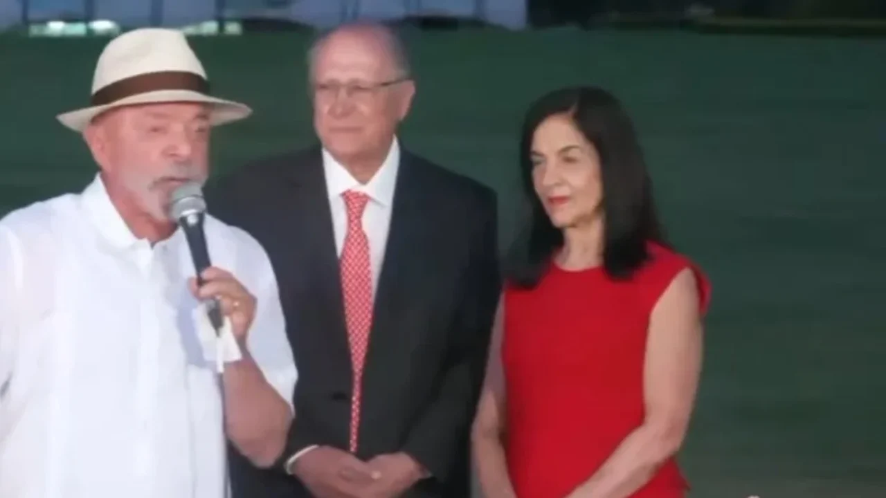 Lula chama saída de Flávio Bolsonaro do Brasil de “vergonhosa” e cobra explicações; veja vídeo