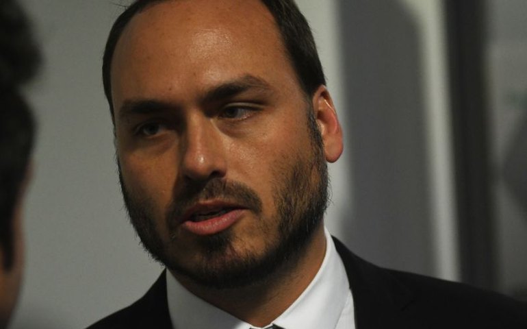 Carlos Bolsonaro ataca &#8216;perdedores frustrados&#8217; após ter sigilos quebrados