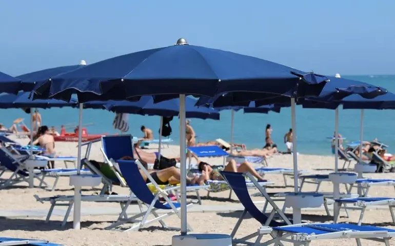 Jovem morre soterrado após cavar buraco em praia na Itália