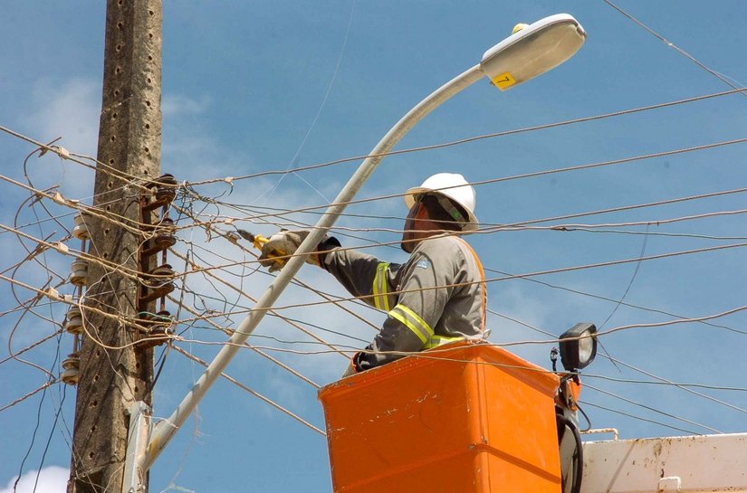 Prefeitura de Maceió leva troca de luminárias a diversos bairros da capital