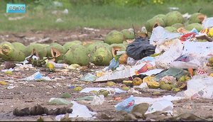 Rua Terêncio Sampaio, no Bairro Jardins, está repleta de lixo 
