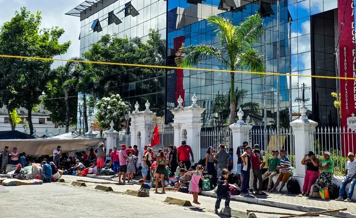 Famílias de camponeses fazem acampamento no Centro de Maceió
