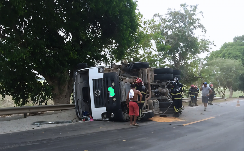 Bombeiros resgatam vítima presa às ferragens após colisão entre carro e caminhão