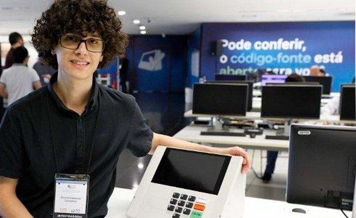 Ricardo Calderam Zanandrea, de 18 anos, participa do Teste da Urna pela Atitus Educação