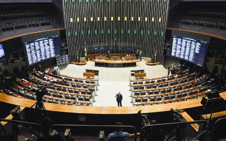 Câmara aprova projeto que reduz pena para condenados por tentativa de golpe