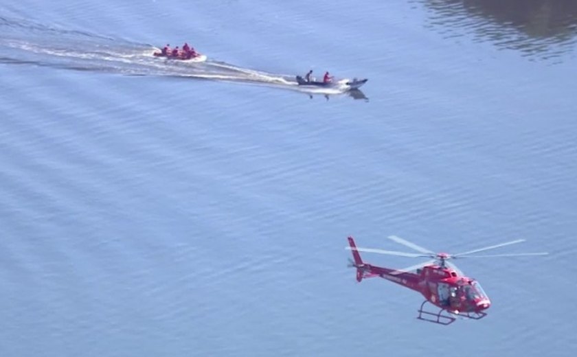 Helicóptero cai na Baía de Guanabara; dois ocupantes foram resgatados com vida