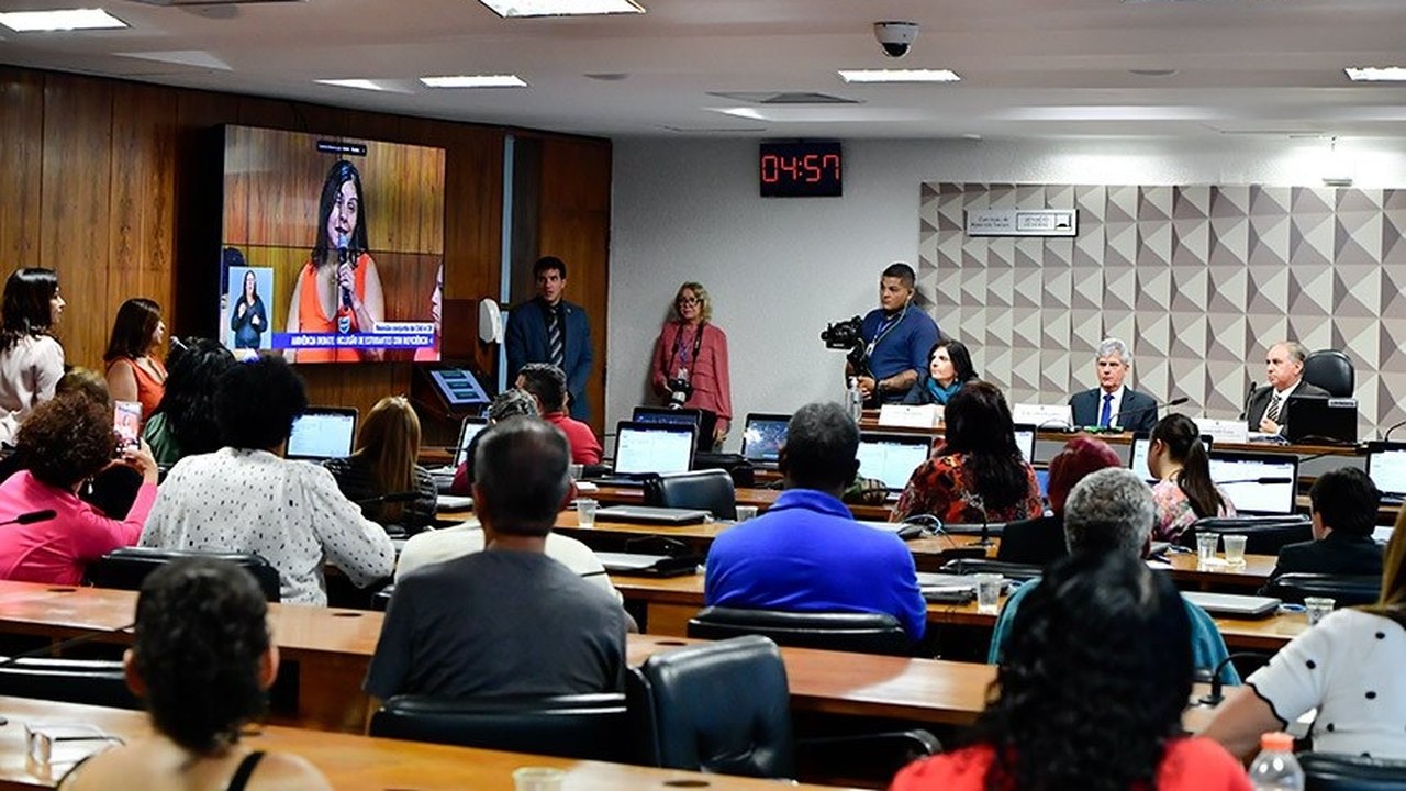 Debatedores defendem oferta de ensino nas escolas regulares a estudantes com deficiência