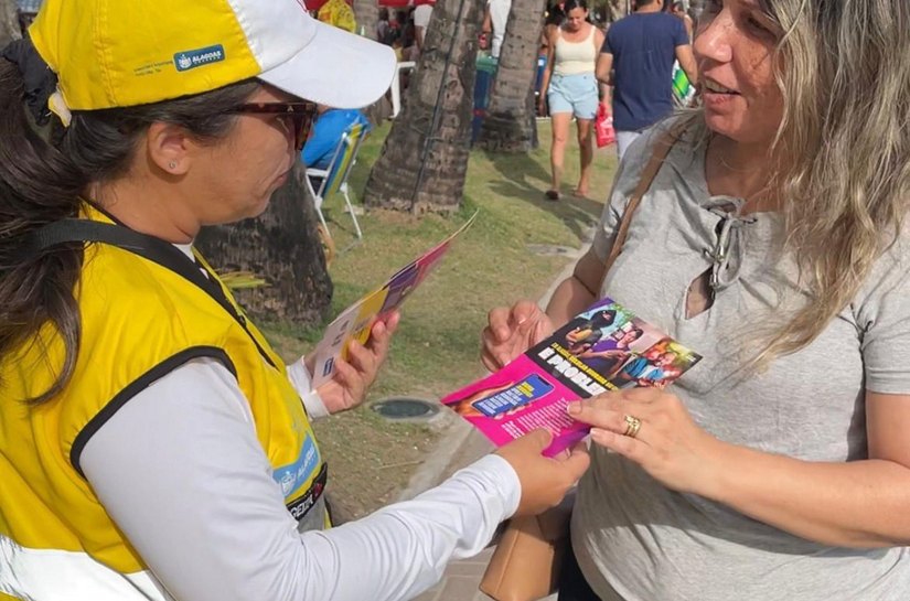 Segurança Pública promove ação sobre o Celular Seguro na orla de Maceió