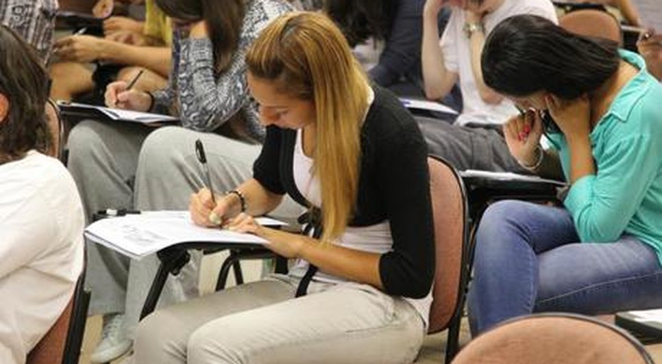 ESTUDANTES