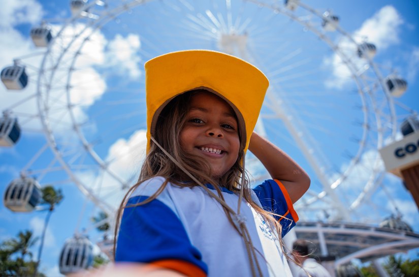 Alegria e encantamento marcam visita de crianças da rede municipal à roda gigante da orla de Pajuçara
