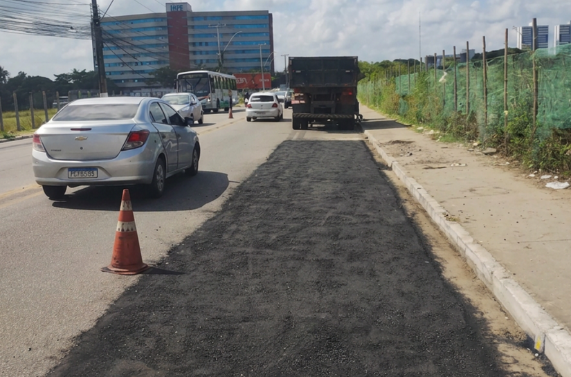 Operação Tapa-Buraco recupera trecho de asfalto próximo ao Shopping Miramar