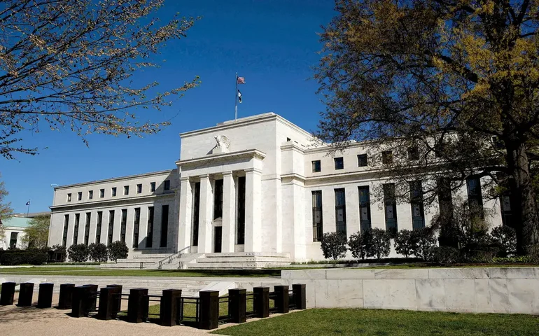 Dirigente do Fed defende abordagem 'cautelosa' para juros e alerta contra cortes apressados