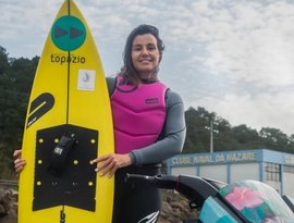 Surfista bate recorde com maior onda já surfada por uma mulher no Brasil