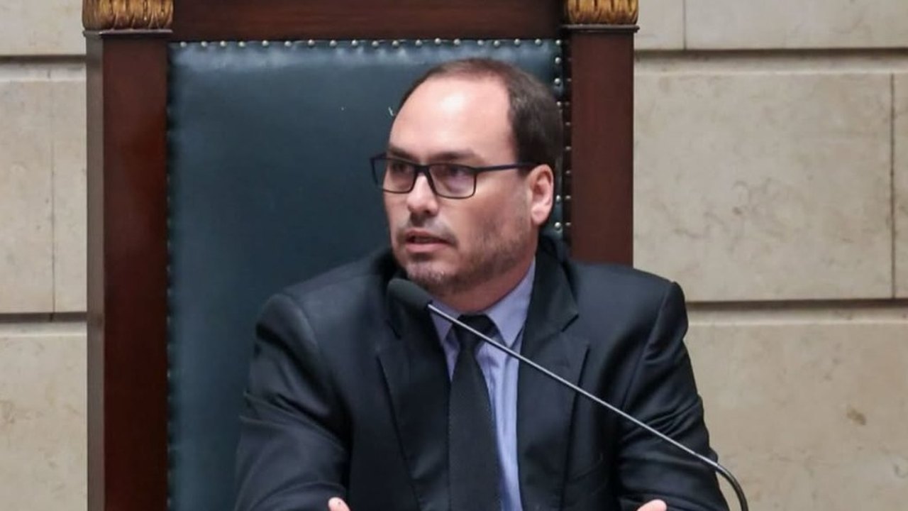 Justiça do Rio torna ex-chefe de gabinete de Carlos Bolsonaro réu por rachadinha na Câmara de Vereadores