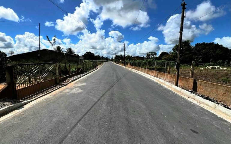 Luciano entrega via com 800 metros e autoriza construção de escola, biblioteca digital, ginásio e praça em Bananeiras