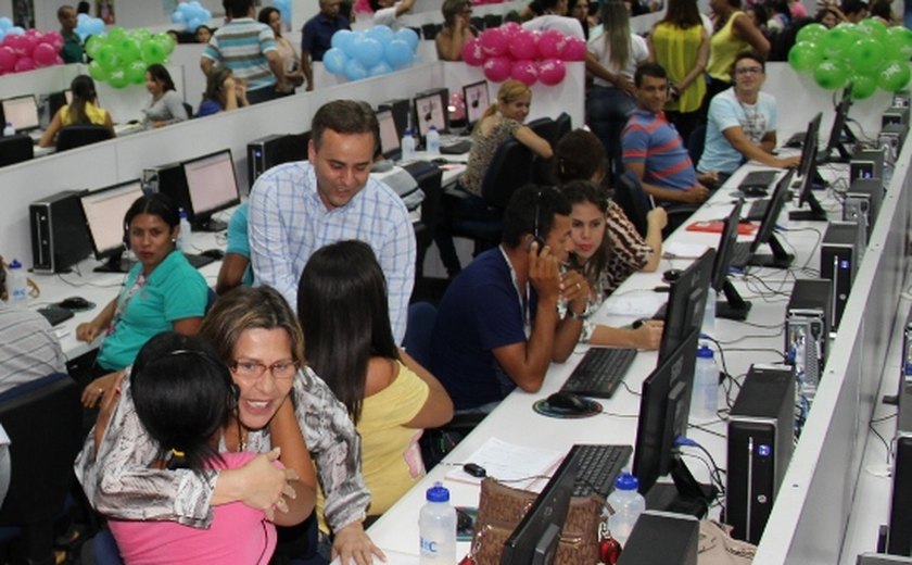 Arapiraca: Prefeita e vereadores visitam instalações do call center