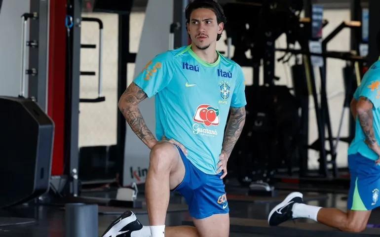 Pedro, do Flamengo, torce o joelho em treino da seleção brasileira e vai passar por exames