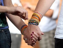 Polêmica, pulseira virou febre entre jovens e adolescentes