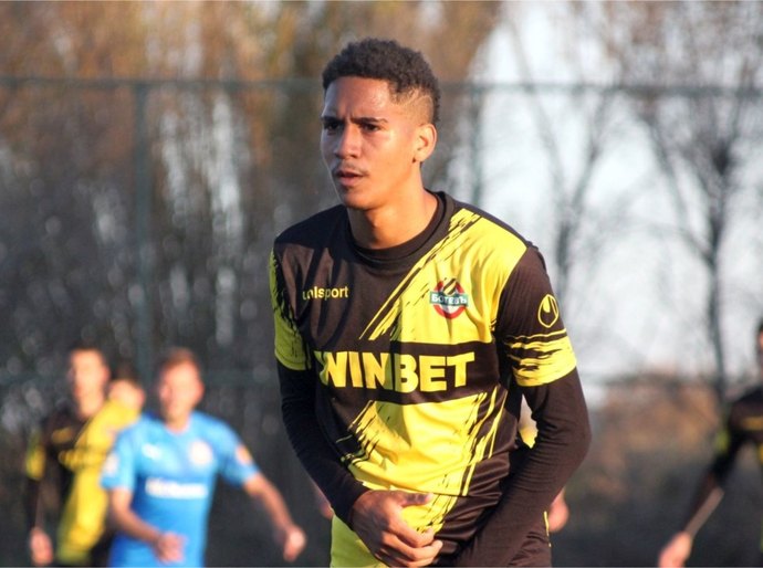 Adaptado ao velho continente, jovem atacante brasileiro troca de clube e vive expectativa em disputar Liga Europa