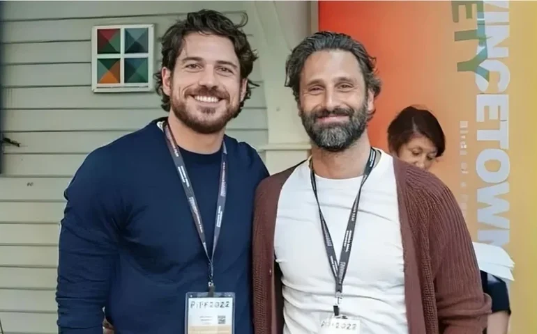 Cineasta italiano Marco Calvani se declara a Marco Pigossi após casamento na Itália