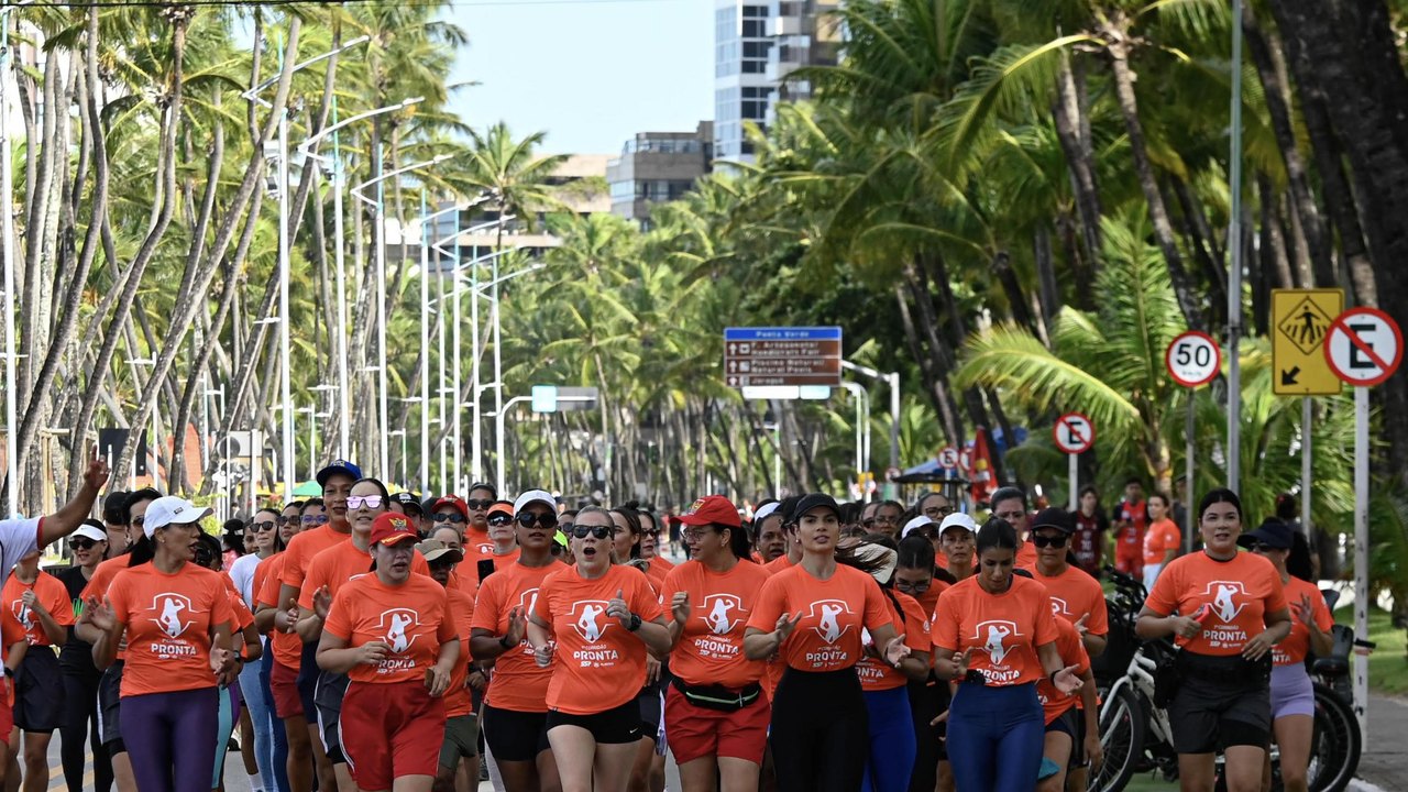 Mulheres das forças de segurança percorrem orla de Maceió para divulgar programa