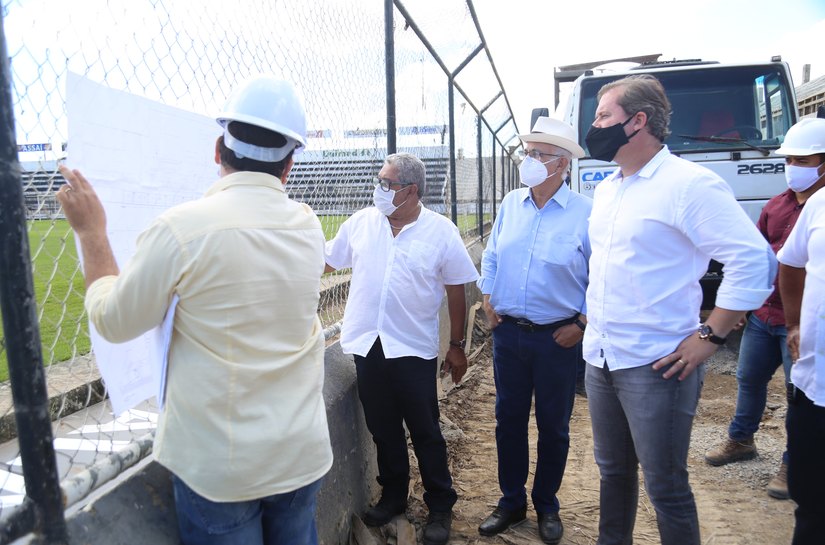 Teófilo visita mais uma etapa da obra de modernização do Estádio Municipal