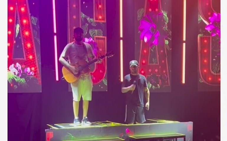 Cantor sertanejo Victor Hugo cai de estrutura em palco durante ensaio