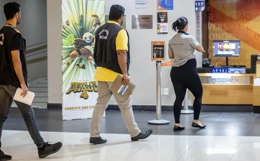 Procon Maceió faz ação educativa nos cinemas da cidade