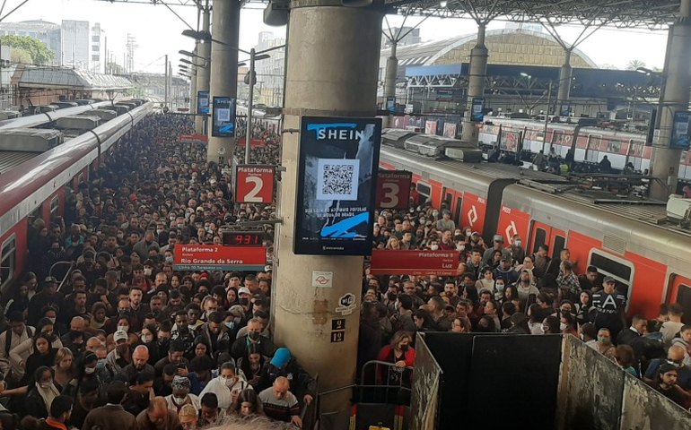 CPTM: falha de energia faz passageiros caminharem sobre trilhos na Linha 11-Coral