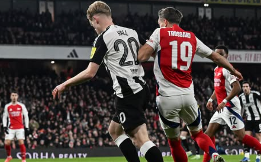 Newcastle vence o Arsenal e abre vantagem na semifinal da Copa da Liga Inglesa