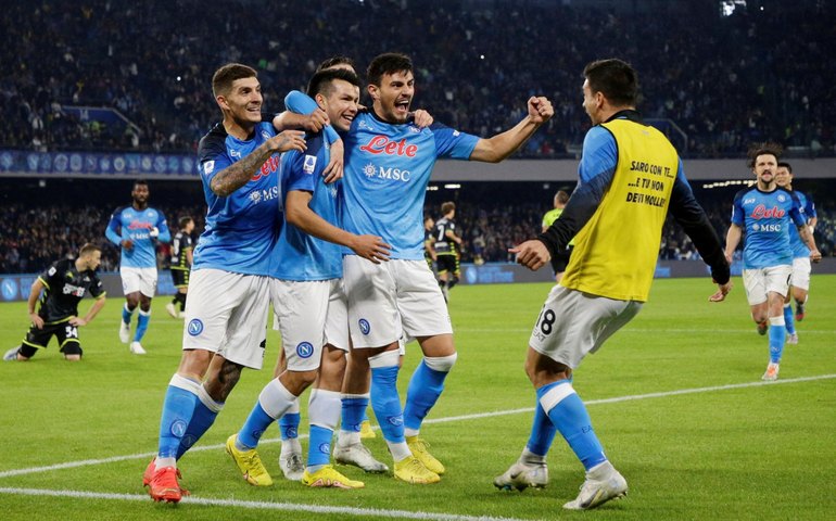 Napoli vence Empoli e continua invicto na liderança do Italiano; Milan empata