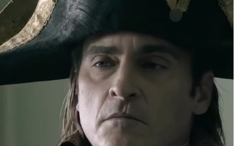 Ator de 'Succession' esculacha trabalho de Joaquin Phoenix em 'Napoleão': 'terrível'