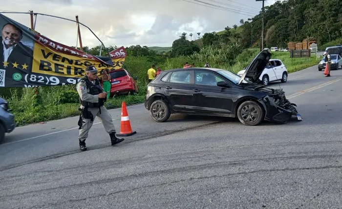 Veículos ficaram com a parte frontal destruída Veículos ficaram com a parte frontal destruída